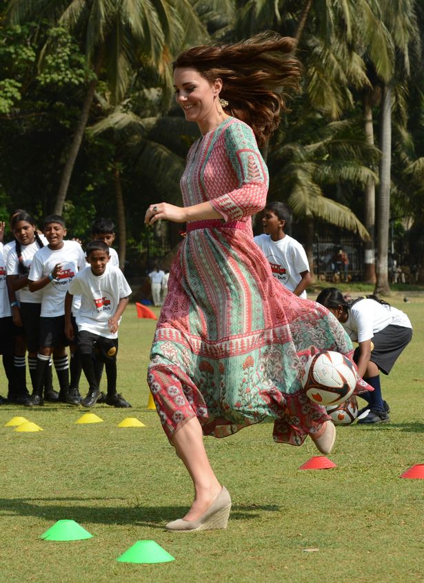 انضم كيت في لعبة الكريكيت في البيضاوي ميدان، الأرض والترفيه الشهيرة في مومباي، وارتداء ثوب السريع: والاوتاد