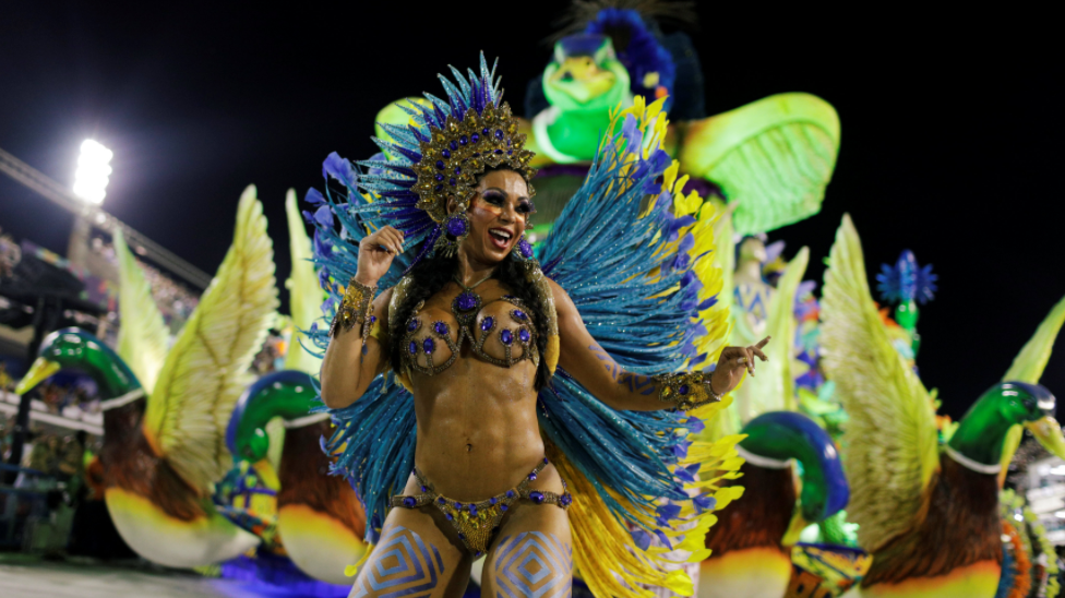انتقاد الفساد والرقصات الحسية في سامبادروم: صور الليلة الماضية من كرنفال ريو دي جانيرو