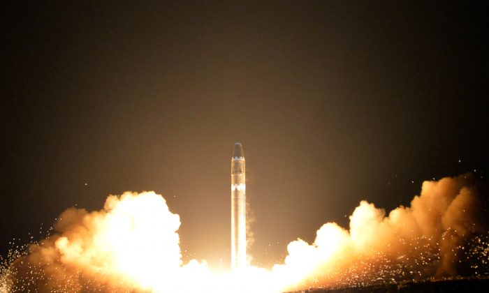 كوريا الشمالية تحمل صواريخها العابرة للقارات ذات الرأس الحربي الثقيل، والوصول إلى أي مكان في الولايات المتحدة