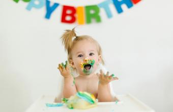 طفلة تحتفل بعيد ميلادها الأول