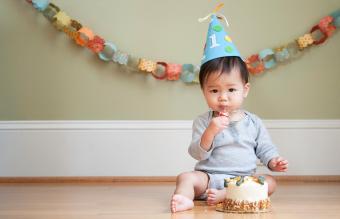 طفل يحتفل بعيد ميلاده الأول