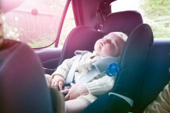 طفل ينام في مقعد السيارة للأطفال