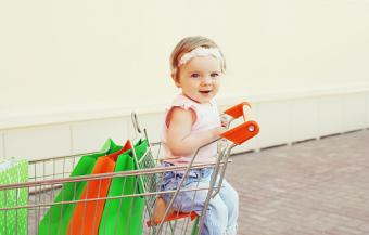 طفل يجلس في عربة التسوق