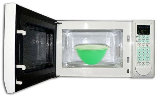 الأطباء يحذرون من استخدام أوعية بلاستيكية في الميكروويف