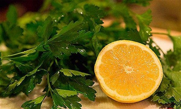 لوشن طبيعي من البقدونس لإزالة النمش من الوجه والنمش