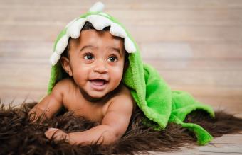 صبي يرتدي رداء الحمام