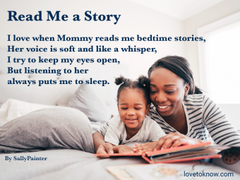 أمي وابنتها تقرأ في السرير والقصيدة