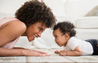 الأم تلعب مع ابنها الرضيع