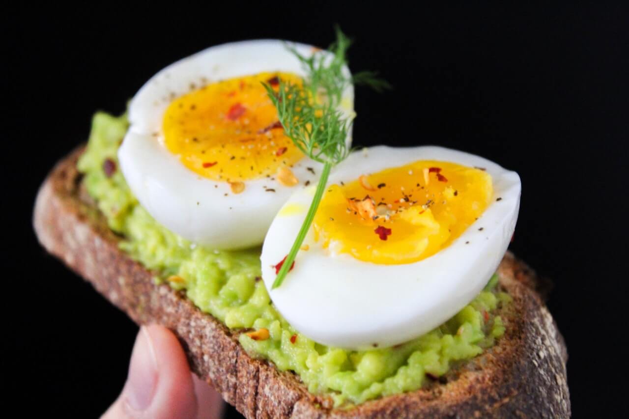 البيض على الفطور كمكمل غذائي للأظافر.