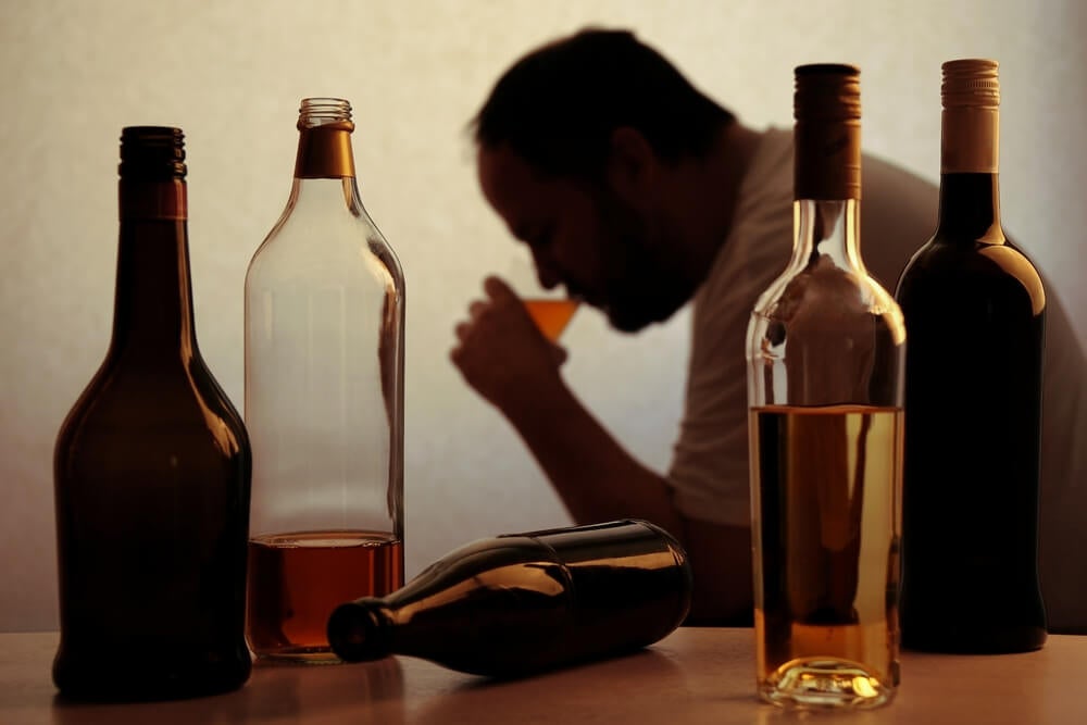 الجوز يتقيأ إدمان الكحول.