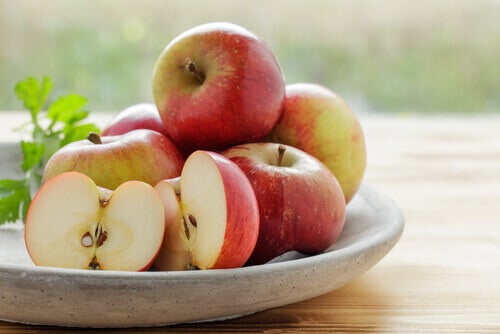 تهدئة الحموضة المعوية بالتفاح