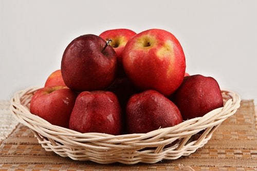 التفاح الأحمر: أغذية لتنظيم الجلوكوز في الجسم