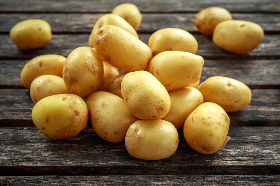 يمكن أن تساعد البطاطس في علاج تورم الأصابع.