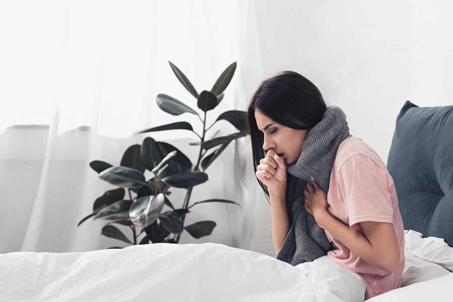 امرأة مصابة بالبرد أو الأنفلونزا