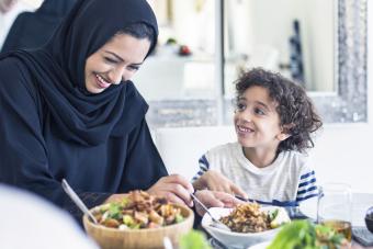 الأم والابن يتناولان الغداء