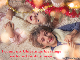 اقتباس عائلة عيد الميلاد وصورة للأطفال يرقدون تحت شجرة عيد الميلاد