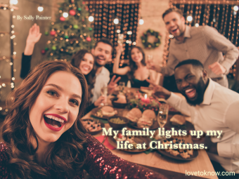 اقتباس عيد الميلاد وصورة العائلة تستمتع بعشاء عيد الميلاد