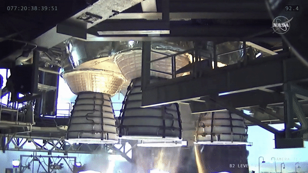 اختبرت ناسا صاروخها القمري الجديد في ميسيسيبي ، واشتعلت فيه النيران قليلاً