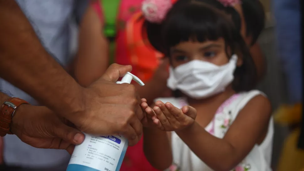يتسبب مطهر اليدين في حدوث وباء من الحروق الكيميائية في عيون الأطفال
