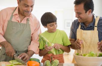 تحضير الطعام للجد والأب والابن