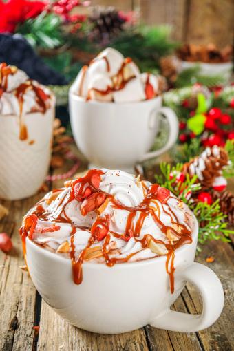 كوب زبدة الفول السوداني الساخنة