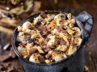 شوكولاتة ساخنة سموريس مع ميني مارشميلو محمص