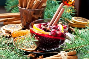 مشروب ساخن لعيد الميلاد مع الحمضيات والتوت البري في كوب زجاجي