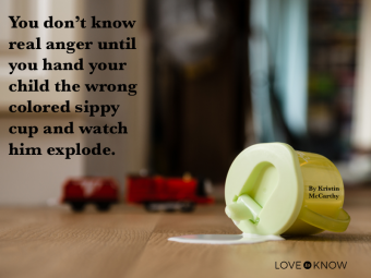 مقلوب فوق كوب طفل صغير وبركة حليب متنامية على الأرض