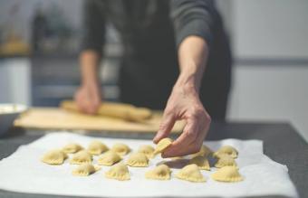 امرأة تصنع الرافيولي محلية الصنع