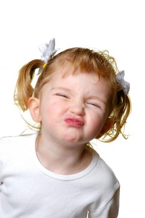 طفل يمسك وجهها