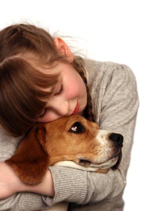 طفل يحتضن كلبًا