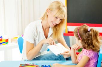 https://cf.ltkcdn.net/stress/images/slide/168054-600x399-speech-pathologist-working.jpg