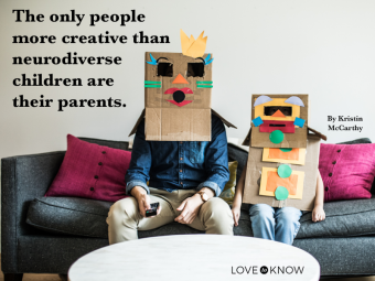 الأب وابنته يرتديان أزياء الروبوت يشاهدان التلفزيون