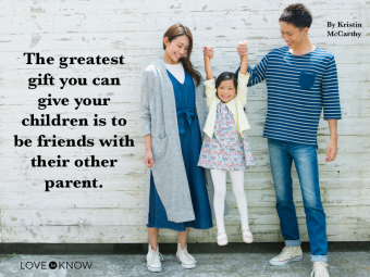 الآباء يرفعون ابنتهم معًا