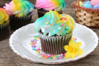 https://cf.ltkcdn.net/cake-decorating/images/slide/112629-849x565-Rainbow-Frosted-Cupcake.jpg