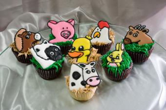 https://cf.ltkcdn.net/cake-decorating/images/slide/112634-849x565-Barnyard-Cupcakes.jpg