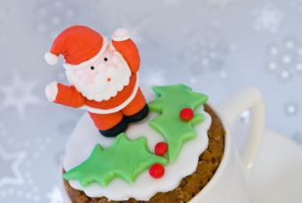 https://cf.ltkcdn.net/cake-decorating/images/slide/112635-847x567-Santa-Teacup-Cupcake.jpg