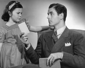 الأب يسلم مذكرة لابنته الصغيرة