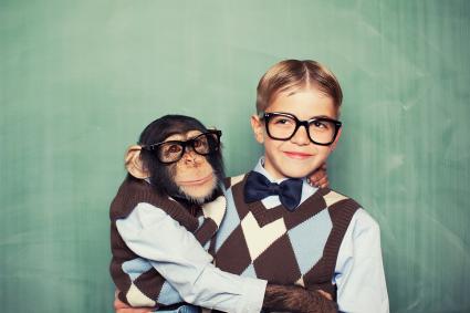 صبي صغير وقرد يرتديان ملابس متشابهة في الفصل