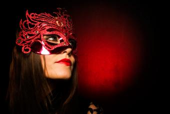 https://cf.ltkcdn.net/costumes/images/slide/247760-850x569-red-and-black-mask.jpg