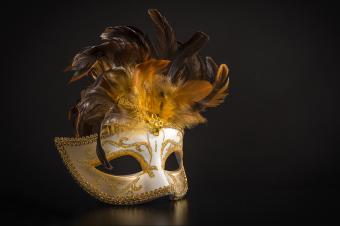 https://cf.ltkcdn.net/costumes/images/slide/247761-850x566-masquerade-mask-with-feathers.jpg