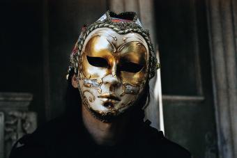 https://cf.ltkcdn.net/costumes/images/slide/247762-850x567-man-wearing-full-mask.jpg