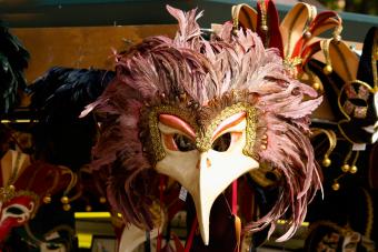 https://cf.ltkcdn.net/costumes/images/slide/247763-850x566-beaked-masquerade-mask.jpg