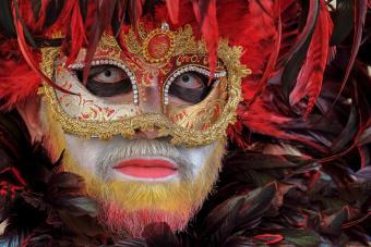 https://cf.ltkcdn.net/costumes/images/slide/247765-850x567-man-in-masquerade-mask.jpg