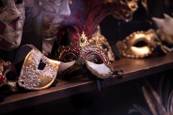 https://cf.ltkcdn.net/costumes/images/slide/247771-850x567-masquerade-masks.jpg