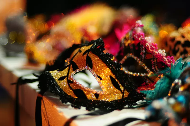 أنواع مختلفة من أقنعة تنكرية