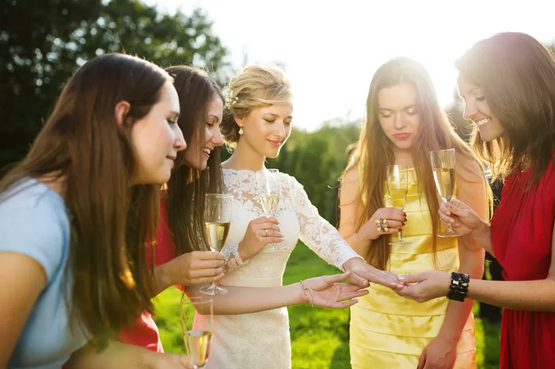 ما هي الألوان المناسبة لارتدائها في حفلات الزفاف؟