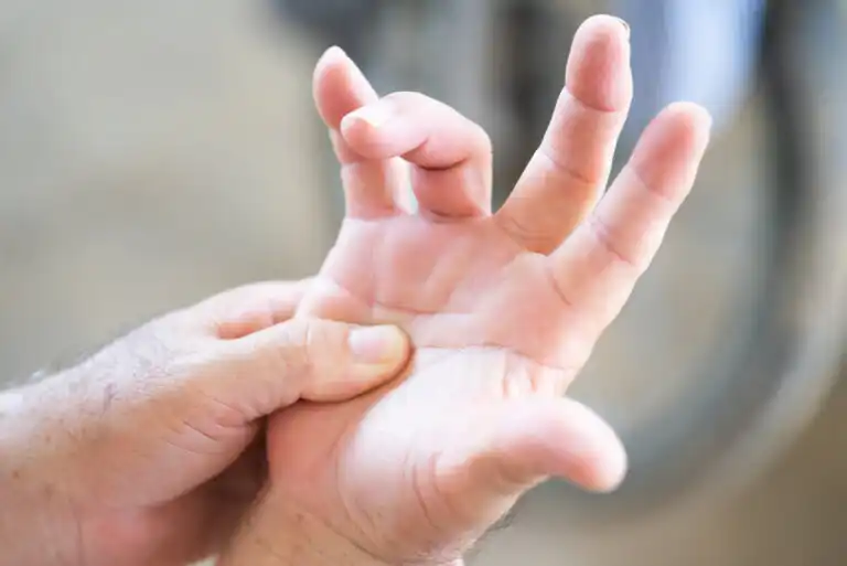 إصبع الزناد: الأعراض والعلاجات الرئيسية