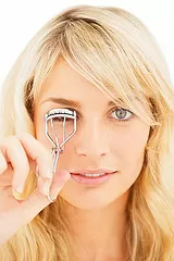 هل تجعدين الرموش أولاً أم ضعي الماسكارا أولاً