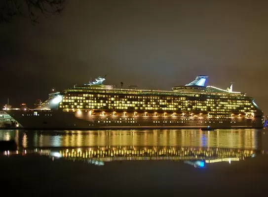 صور الحياة الليلية على السفن السياحية